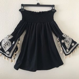 VAVA by Joy Han Embroidered off shoulder blouse XS